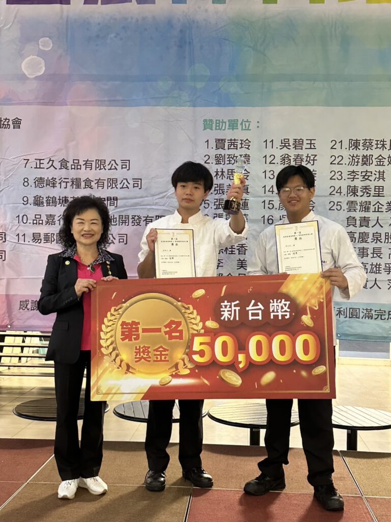 何淑子總會長(左1)頒獎給冠軍的學生(圖/台灣新聞提供)