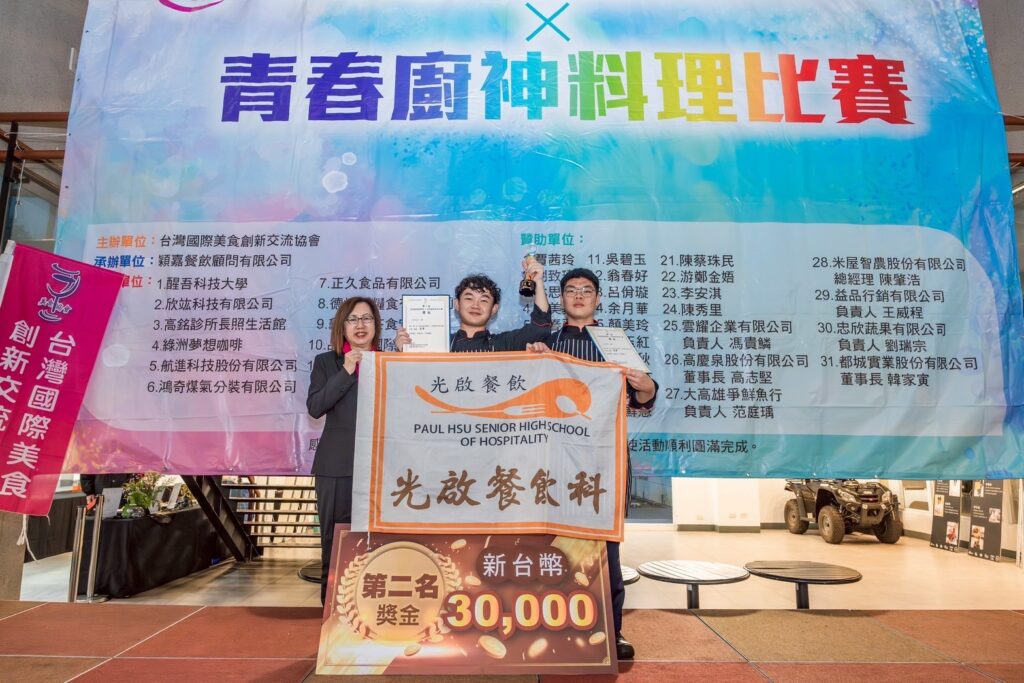 日本分會創會長錢妙玲頒獎給亞軍的學生(圖/台灣新聞提供)