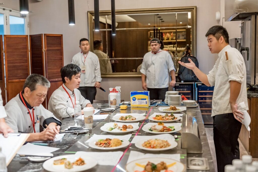 評審聆聽參賽者的料理說明(圖/台灣新聞提供)