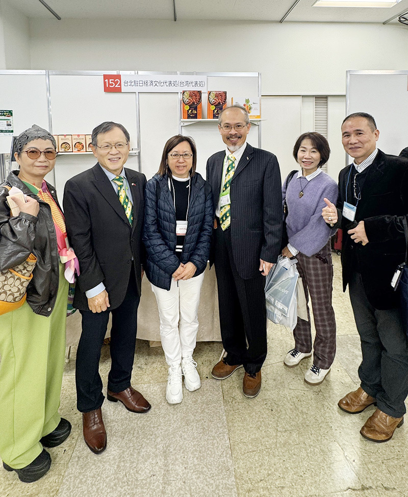 台北駐日經濟文化代表處(台灣代表處)前合影