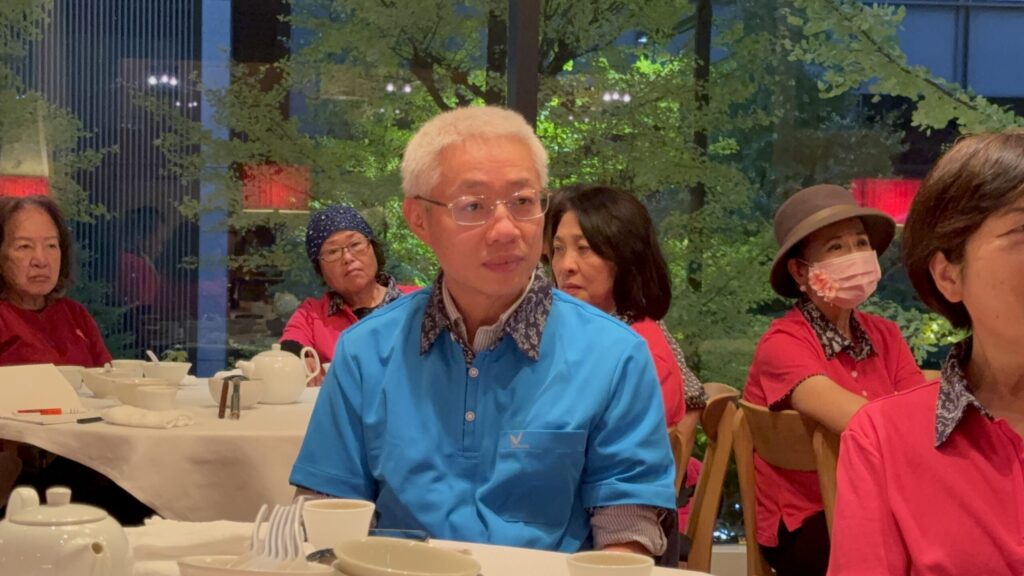 理事卓紹誠先生，提供40張知名品牌商家的珍珠奶茶兌換券。（圖／台灣新聞）