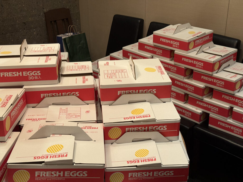 錢會長提供之伴手禮堆疊如山（圖／台灣新聞）