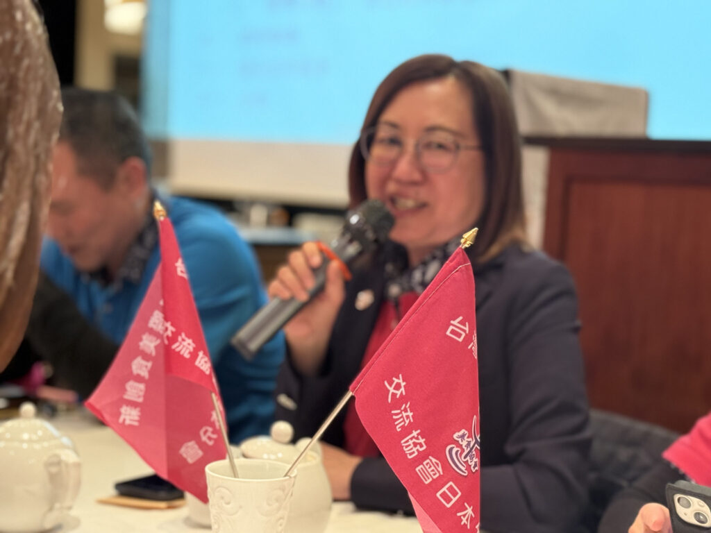 會旗及創會會長錢妙玲（圖／台灣新聞）