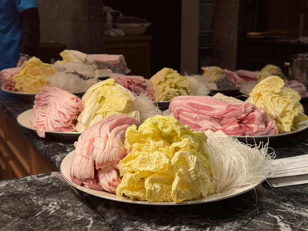 備餐檯上一盤盤堆疊如山的食材（圖／台灣新聞）