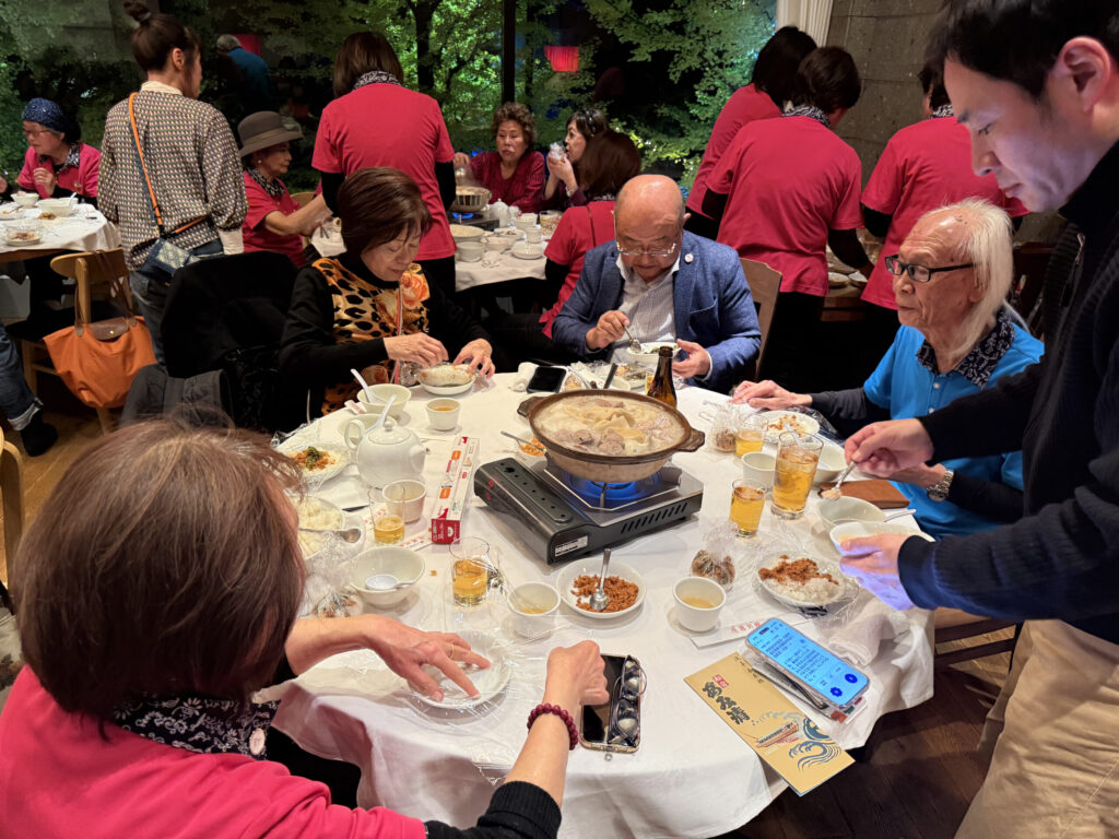 圍爐中（圖／台灣新聞）