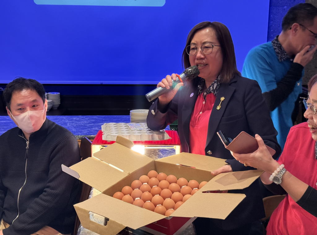 會長錢妙玲帶給大家伴手禮（圖／台灣新聞）