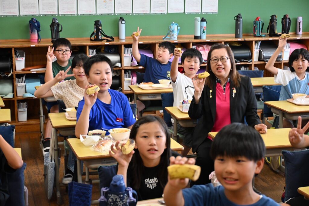 学生さんと一緒にバナナ食べる