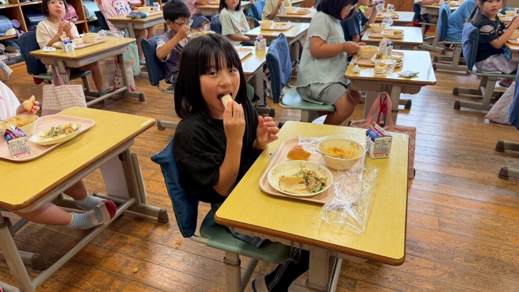 小朋友很高興第一次吃台灣香焦