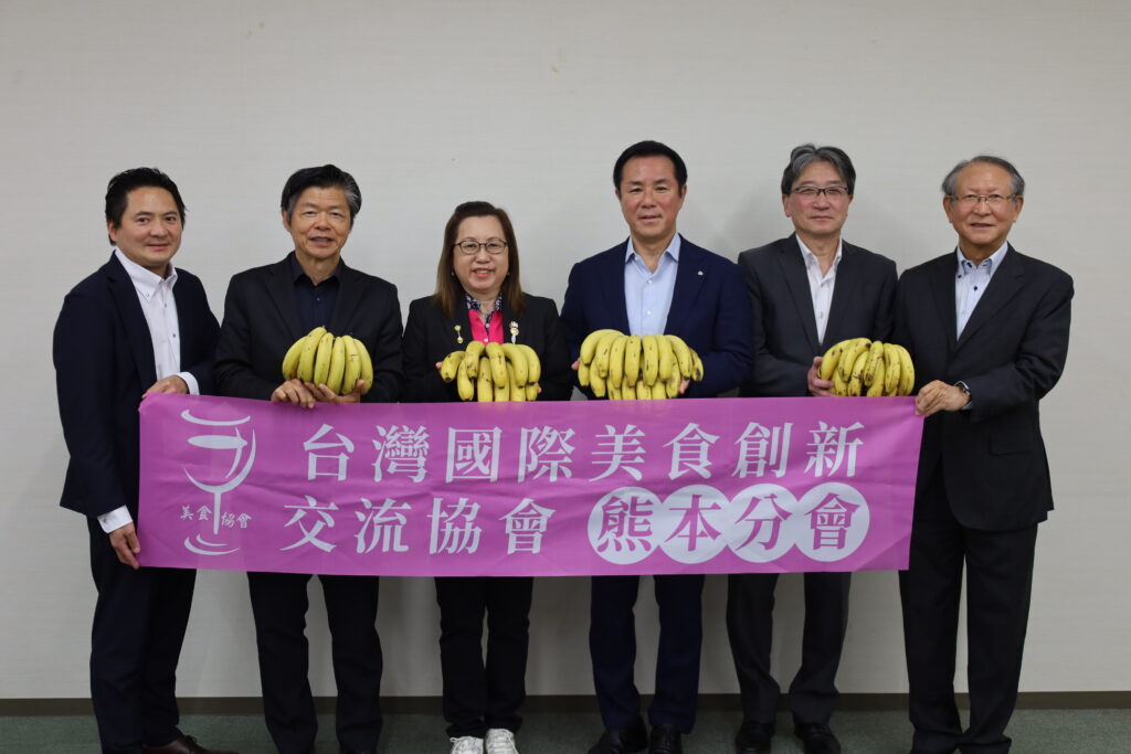 左起：李孟哲監事長、何坤松部長、錢妙玲会長、甲斐高士町長、三輪孝之副町長、蔵田勇治教育長