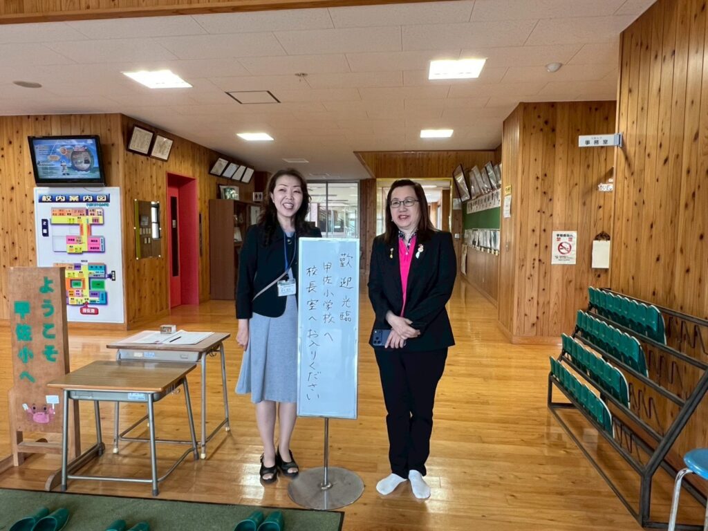 左：甲佐小学校校長森川宏子先生