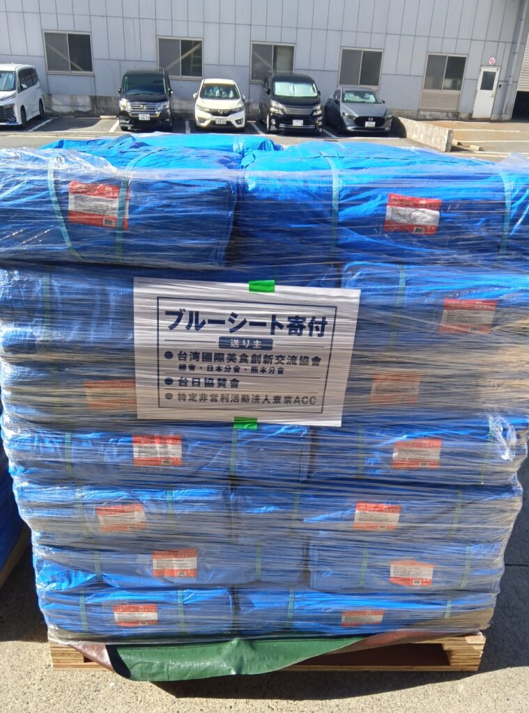 批藍色防水帆布將用於屋瓦崩落、牆壁受損等住宅的修補，協助町民重建家園