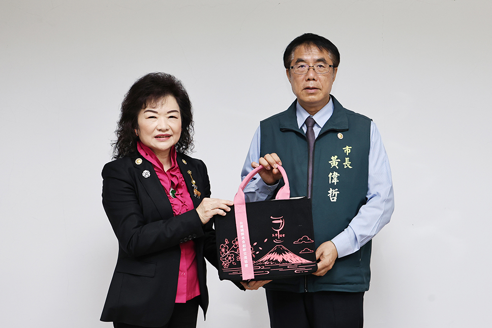 雙方贈禮 左：何淑子總會長