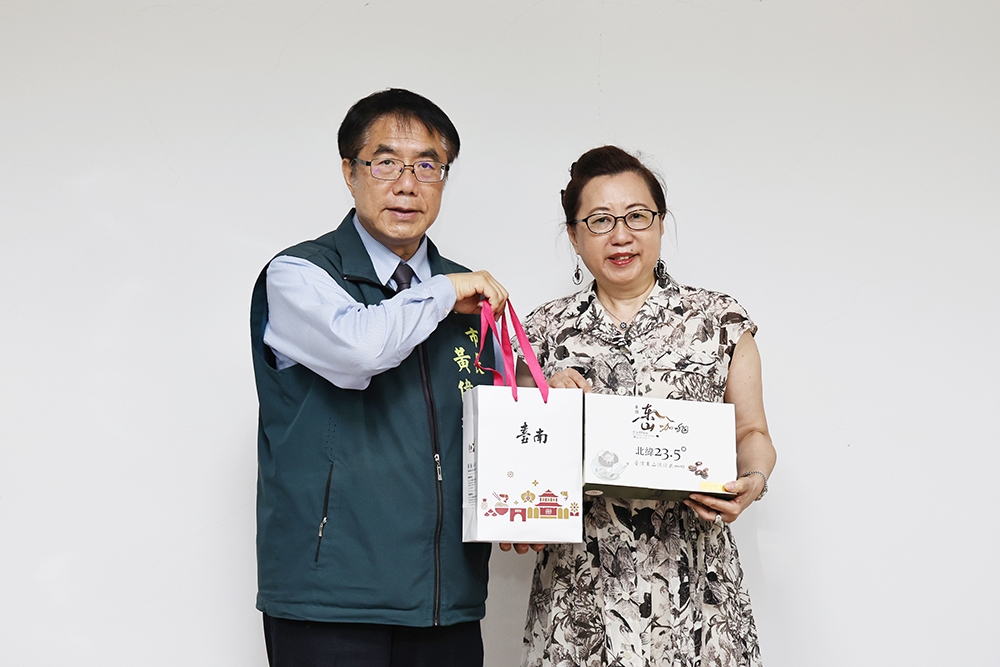 雙方贈禮 左：黃偉哲市長、右：錢妙玲創會長