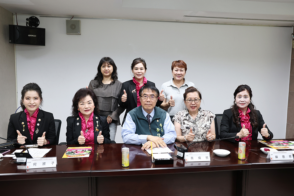 各分會會長和黃偉哲市長合影